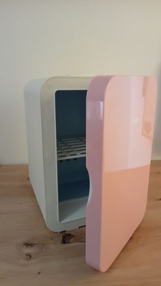 Nevera mini maquillaje rosa y blanca