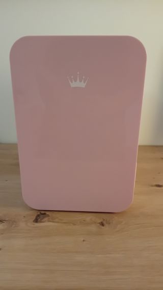 Nevera mini maquillaje rosa y blanca
