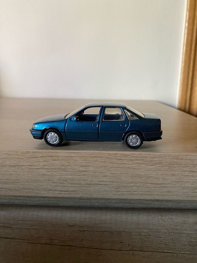 Opel Vectra A miniatura 1:43 4 puertas.