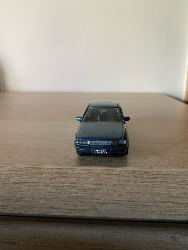 Opel Vectra A miniatura 1:43 4 puertas.
