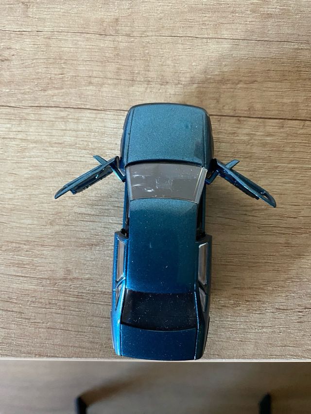 Opel Vectra A miniatura 1:43 4 puertas.
