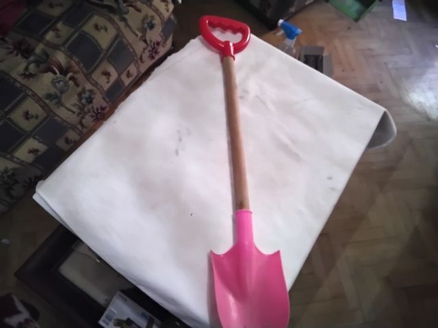 Pala de juguete rosa