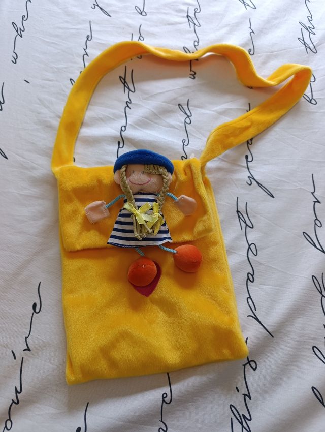 Bolsa infantil amarilla con muñeca