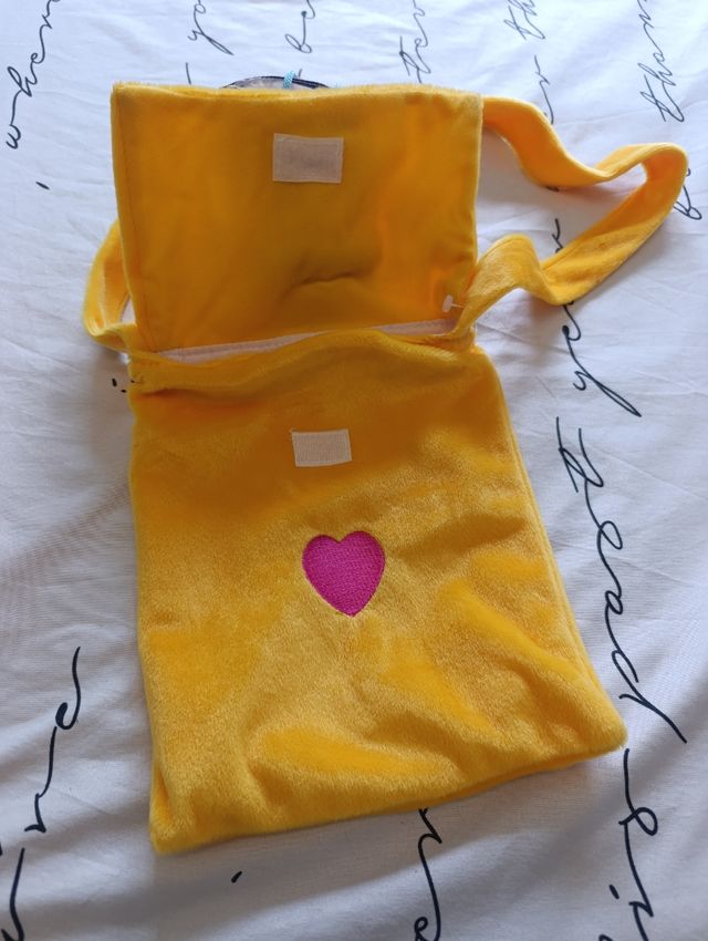 Bolsa infantil amarilla con muñeca