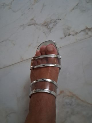 Sandalias plateadas transparentes