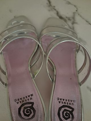 Sandalias plateadas transparentes