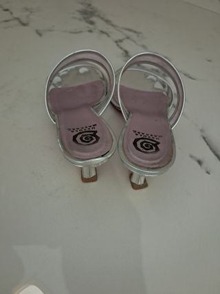 Sandalias plateadas transparentes