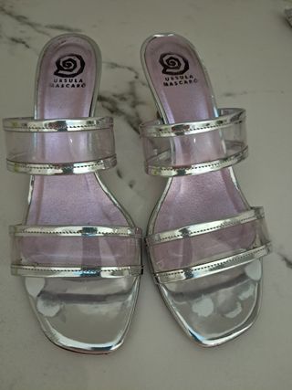 Sandalias plateadas transparentes