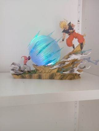 Figuras de Goku y Buu con esfera de energía