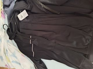 Conjunto de chándal negro y blanco y gris y rosa
