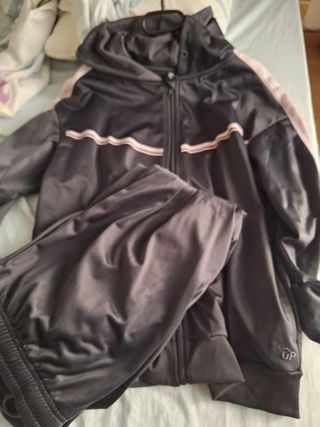 Conjunto de chándal negro y blanco y gris y rosa
