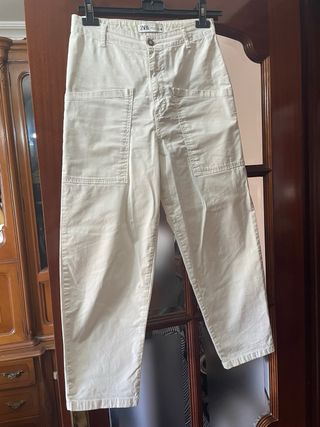 Pantalón Zara Beige + Top Pepe Jeans de regalo.