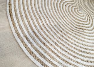 Alfombra redonda de yute beige y blanco