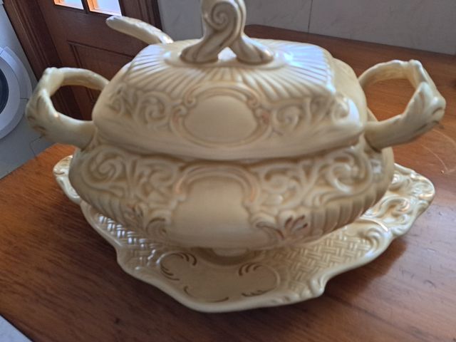 Sopera de cerámica con rosa dorada