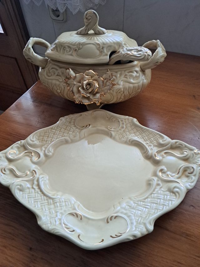 Sopera de cerámica con rosa dorada
