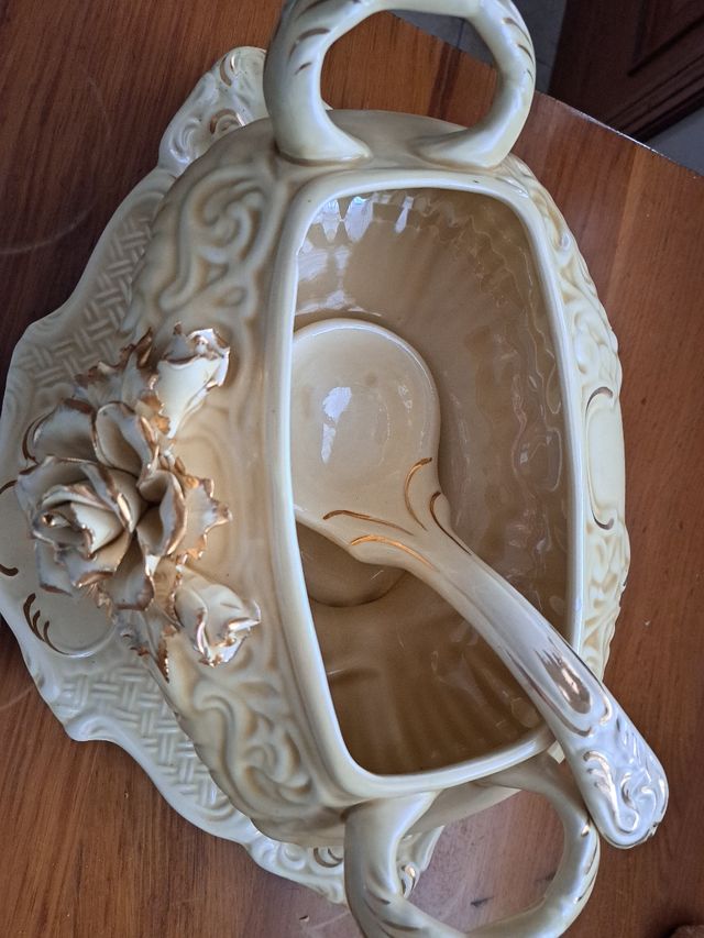 Sopera de cerámica con rosa dorada