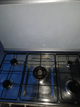 Cucina a gas butano con forno.