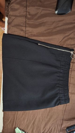 Falda negra con cremallera