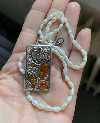 Gargantilla de perlas con colgante de plata