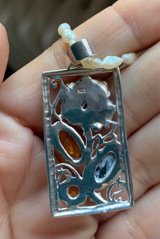 Gargantilla de perlas con colgante de plata