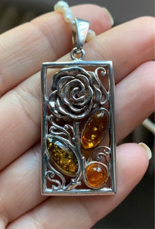 Gargantilla de perlas con colgante de plata