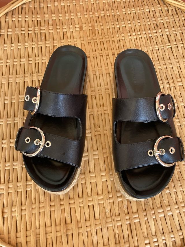 Sandalias negras con hebillas