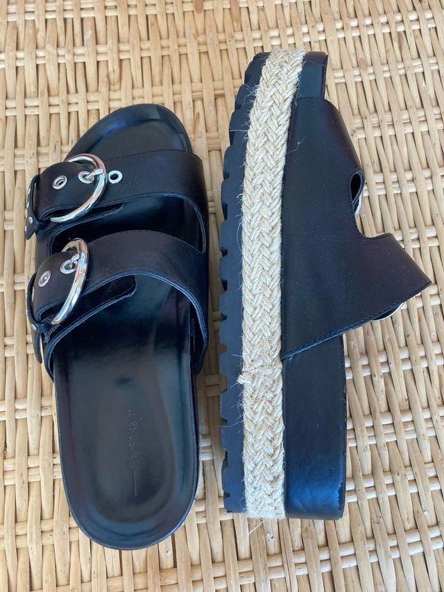 Sandalias negras con hebillas