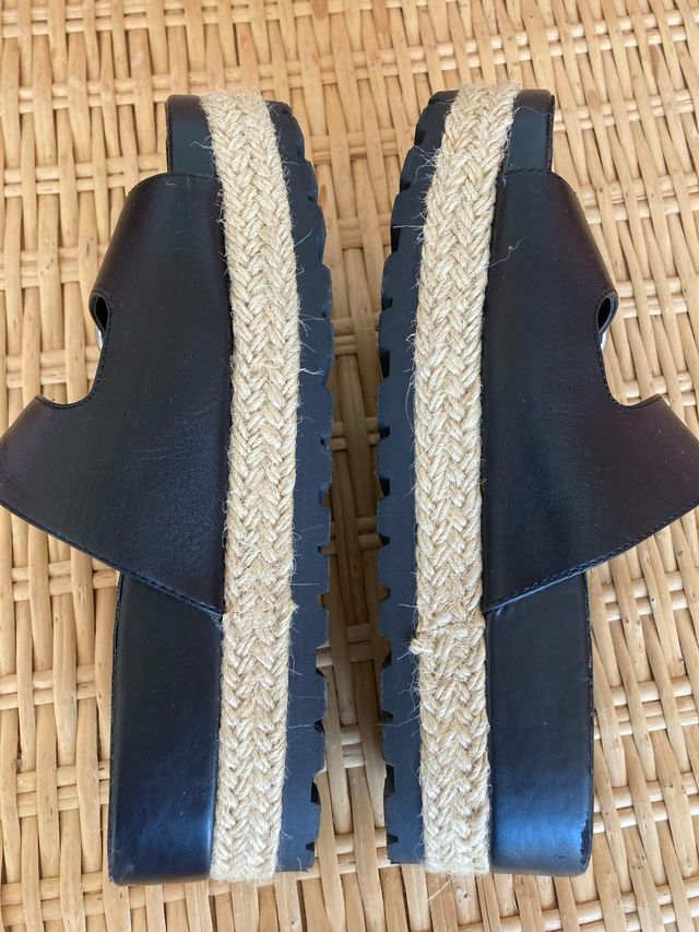 Sandalias negras con hebillas