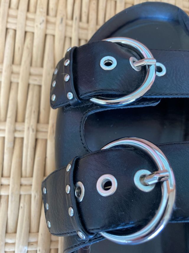 Sandalias negras con hebillas