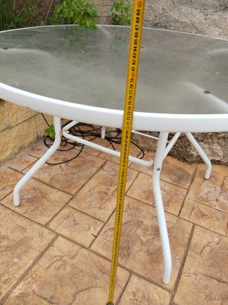 Tavolo da esterno con struttura in metallo per giardino rotondo.