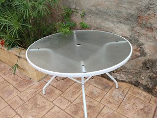 Tavolo da esterno con struttura in metallo per giardino rotondo.