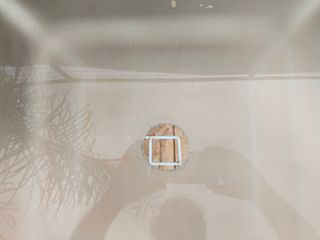 Tavolo da esterno con struttura in metallo per giardino rotondo.