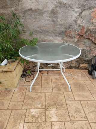 Tavolo da esterno con struttura in metallo per giardino rotondo.