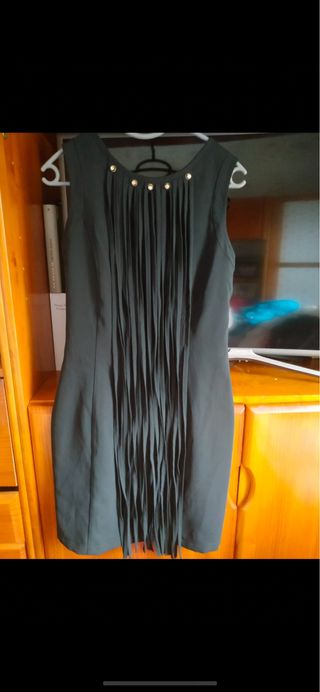 Vestido negro con flecos