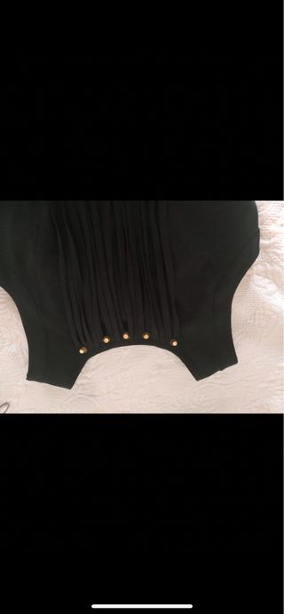 Vestido negro con flecos