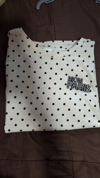 Camiseta beige con lunares negros y aplique