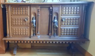 Mueble auxiliar de madera con figuras