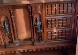 Mueble auxiliar de madera con figuras