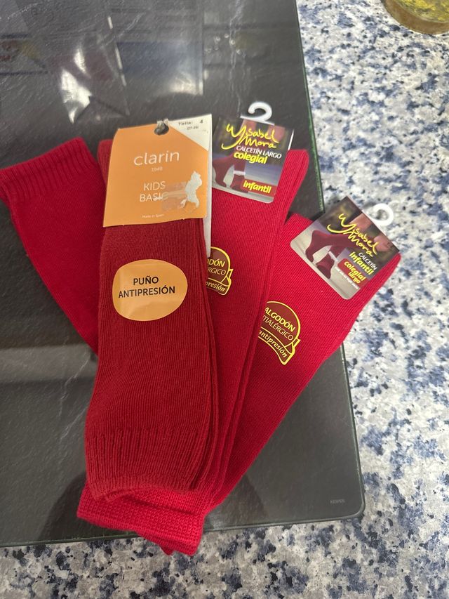 Calcetines largos Isabel Mora rojos yverdes Clarín