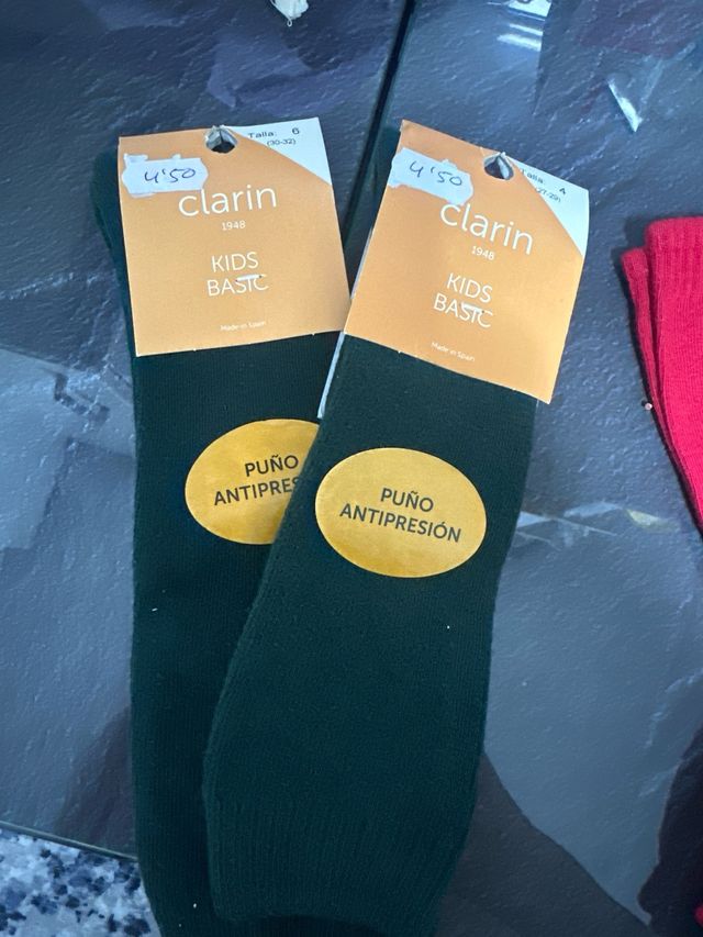 Calcetines largos Isabel Mora rojos yverdes Clarín