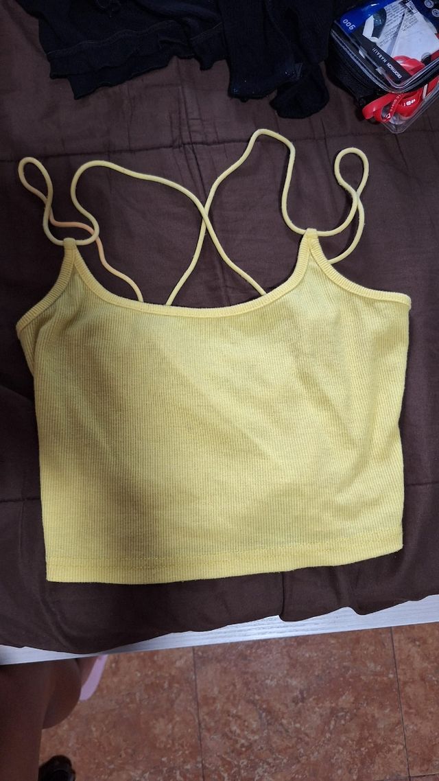 Top amarillo con tirantes cruzados