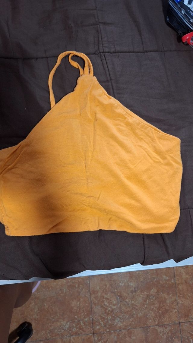 Top naranja con tirantes
