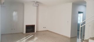 Casa adosada en alquiler en Gines