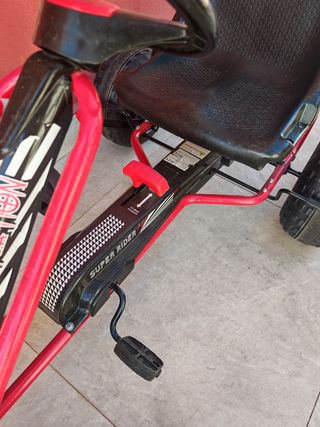 Coche de pedales para niños