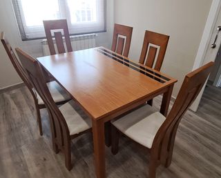 Mesa de comedor extensible con 6 sillas. 
