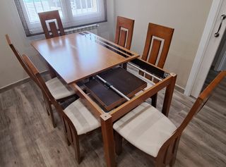 Mesa de comedor extensible con 6 sillas. 
