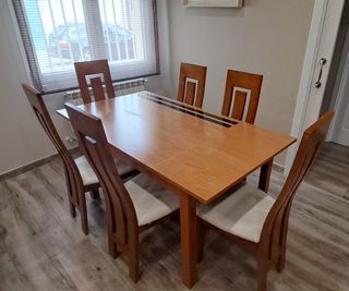 Mesa de comedor extensible con 6 sillas. 

