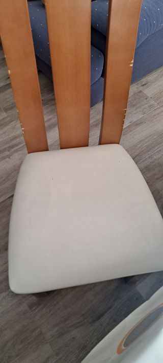 Mesa de comedor extensible con 6 sillas. 
