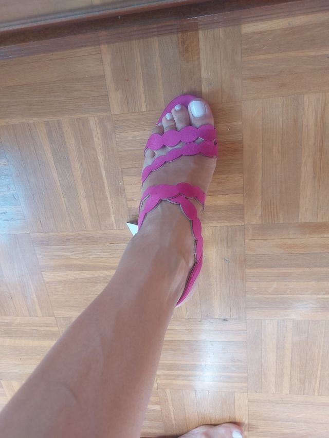 Sandalias rosas con diseño festoneado