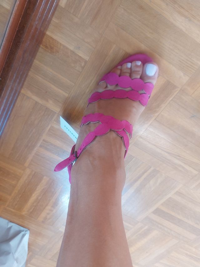 Sandalias rosas con diseño festoneado